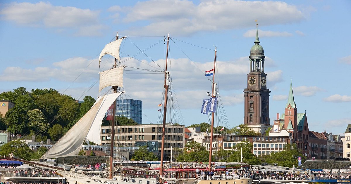 Segelschiff-brennt-im-Hamburger-Hafen-nahe-Elbphilharmonie