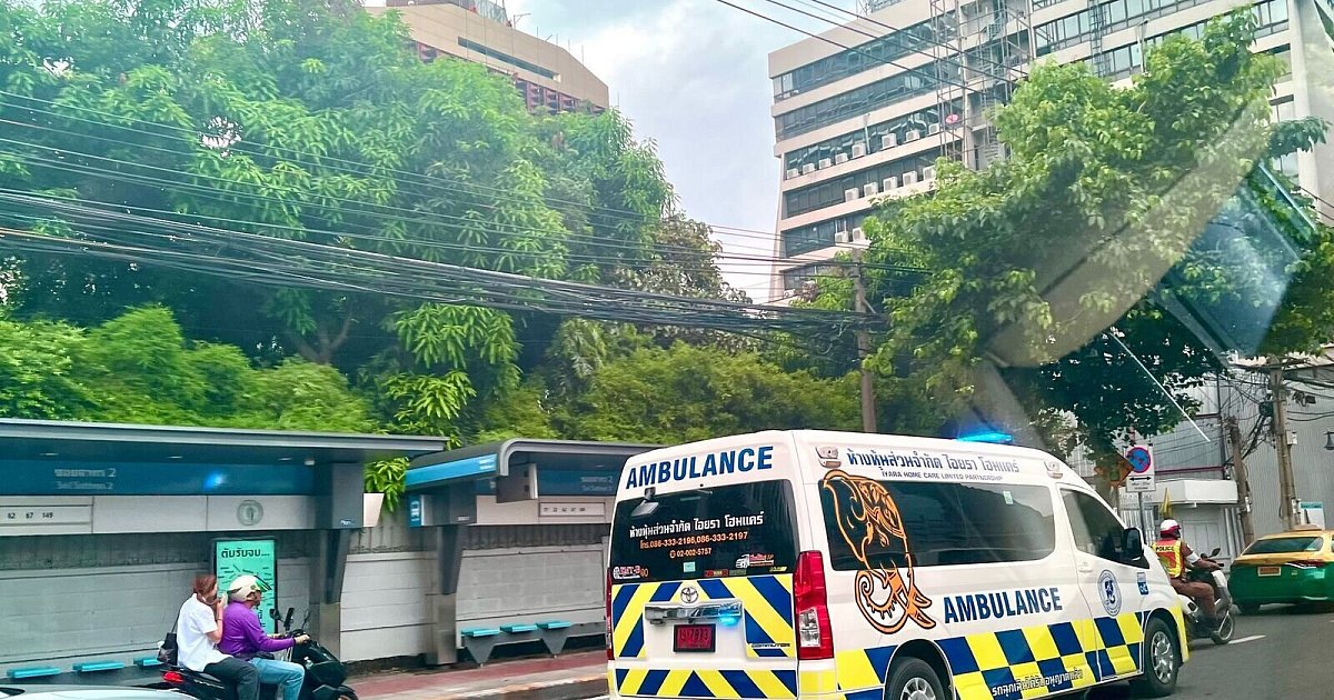 Zug-kracht-in-Baukran-mindestens-zehn-Tote-in-Thailand