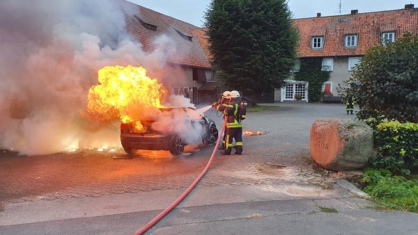 Ein Auto hat am Freitagmorgen in der Selbeckerstraße gebrannt. - © Jörg Mengedoht/Freiwillige Feuerwehr Barntrup