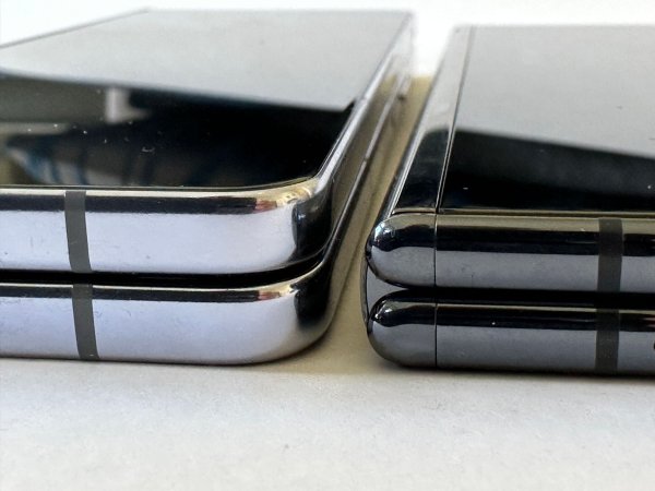 Das Pixel Fold von Google (rechts) fällt mit 12,1 Millimetern dünner aus als Samsungs Z Fold 5 (links), das mit 13,4 Millimetern aufträgt. - © Christoph Dernbach/dpa-tmn