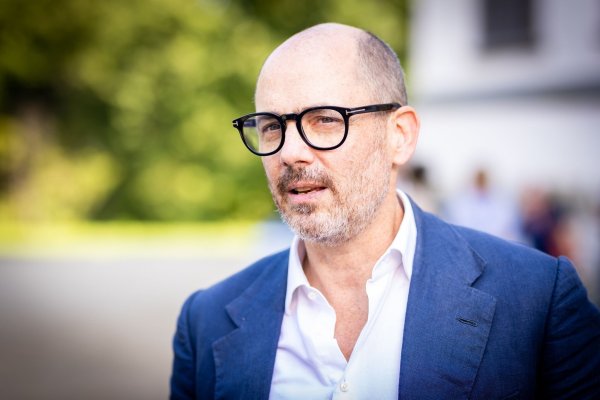 Der Filmregisseur Edward Berger soll mitentscheider, wer die Berlinale künftig leiten soll. - © Moritz Frankenberg/dpa