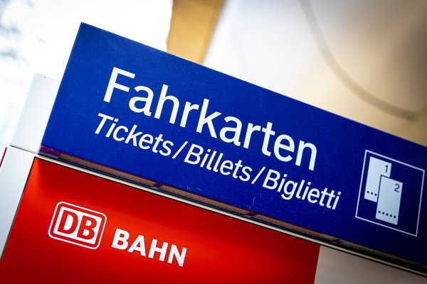 Ein Fahrkartenautomat der Deutschen Bahn steht an einem Bahnhof. - © Moritz Frankenberg/dpa/Symbolbild