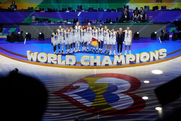 Die deutschen Basketballer wurden in Manila Weltmeister. - © Aaron Favila/AP/dpa