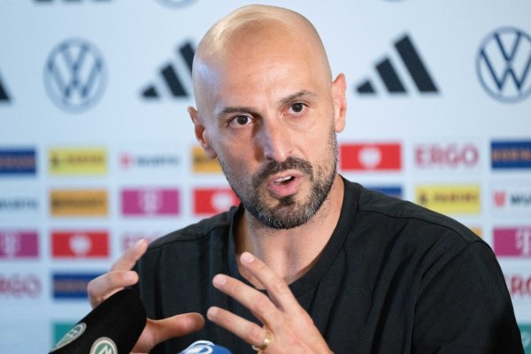 «Für uns ist es sehr schade, weil die Zusammenarbeit wirklich gut war», sagt U21-Coach Antonio Di Salvo über das Flick-Aus. - © Sebastian Kahnert/dpa