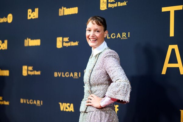 Vicky Krieps auf dem roten Teppich zur TIFF Tribute Awards Spendengala während des Toronto International Film Festival in Toronto. - © Christopher Katsarov/The Canadian Press via AP/dpa
