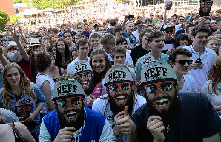 Mit den Masken ihres Lieblinsgkünstlers verfolgten bereits tausende Fans den Auftritt von "MC Fitti" auf der Hauptbühne neben dem Audimax. Bis zum späten Abend sollten noch viele weitere hinzu kommen. Schließlich standen mit "Dendemann" und "Kraftklub" zwei echte Kracher auf dem Programm.