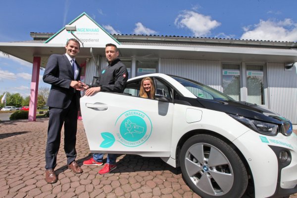 Umweltschonender Flitzer: (von links) Yannick Müller (BMW), Peter Ingenhaag und seine Mitarbeiterin Bianca Huth wollen die Kunden vom BMW i3 überzeugen. Ihr Angebot: Neben Privatpersonen können auch Behörden und Kommunen das E-Auto mieten. - © Vera Gerstendorf-Welle