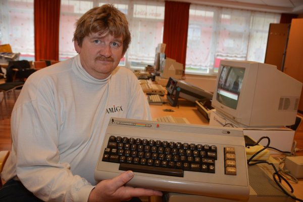Faszination: Dark-Uwe Kettner mit seinem ältesten Schätzchen, dem Commodore 64. Mit ihm begann die Sammelleidenschaft. Mittlerweile hat der 47-Jährige seine Ausstattung um etliche weitere alte Computer und Drucker erweitert. - © Karin Prignitz
