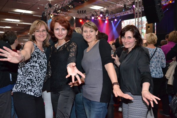 Irina Schulz, Valentina Strelav, Swetlana Pfaff und Julia Mitew (von links) zeigen ihr Talent auf der Tanzfläche. - © Laura Idel