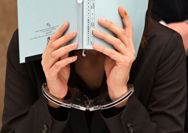 Die Angeklagte wartet im Landgericht Mannheim auf den Prozessbeginn. - © Uli Deck/dpa