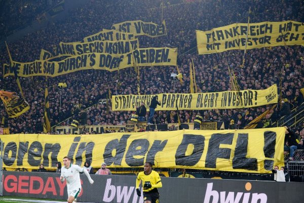 Dortmunds Fans demonstrieren gegen Investoren in der DFL. - © Bernd Thissen/dpa
