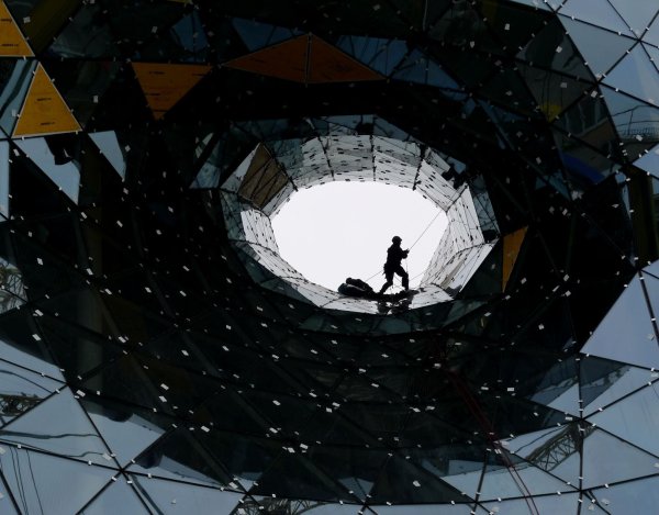 Ohne Konzentration geht es nicht: Industriekletterer müssen stets die eigene Sicherheit und die ihrer Kollegen im Blick haben. - © Arne Dedert/dpa/dpa-tmn