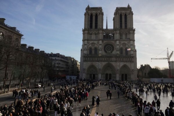 Nach sechsjähriger Renovierung sollen ab 20. September wieder die beiden Türme der Pariser Notre-Dame öffnen. (Archivbild) - © Thibault Camus/AP/dpa