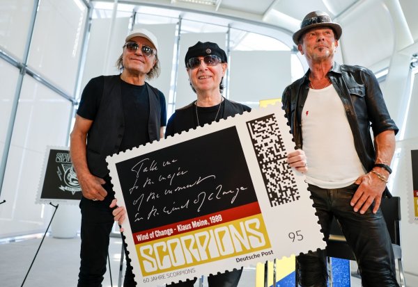 Eine der vier Scorpions-Briefmarken zeigt eine Textzeile des Songs «Wind of Change» in Klaus Meines Handschrift. - © Thomas Banneyer/dpa