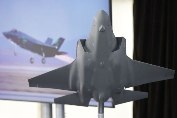 Das Modell des amerikanischen Tarnkappenbombers F35 - in Weeze soll künftig dessen Rumpfmittelteil gefertigt werden. - © David Young/dpa