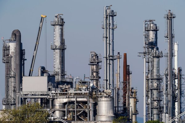 Die Stimmung in der Chemieindustrie zieht an. (Archivbild) - © Uwe Anspach/dpa