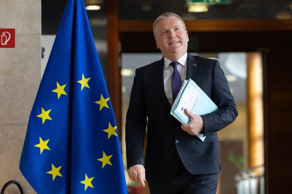 Nicht ein einziger Euro solle nach Meinung der EU-Kommission in Länder fließen, in denen die Rechtsstaatlichkeit nicht respektiert wird, sagt EU-Kommissar Michael McGrath. (Archivbild) - © Omar Havana/AP/dpa