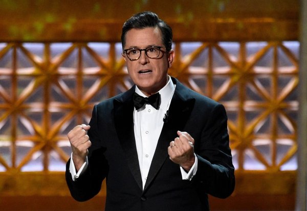 US-Moderator Colbert empfiehlt seinem Publikum ein Buch von Daniel Kehlmann. (Archivbild) - © Chris Pizzello/Invision/AP/dpa