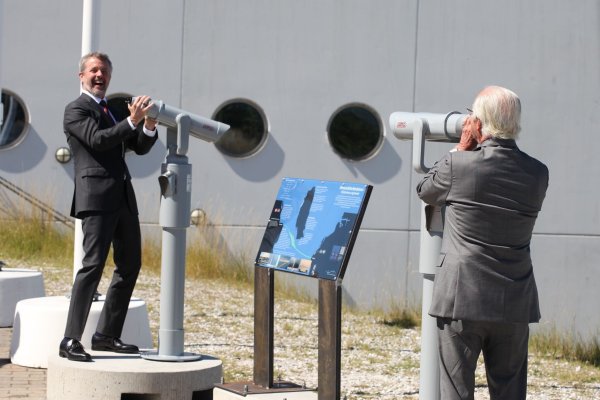 Gute Laune und Sonnenschein: Schwedens König Carl Gustaf (rechts) scherzt mit Dänemarks König Frederik. - © Steffen Trumpf/dpa