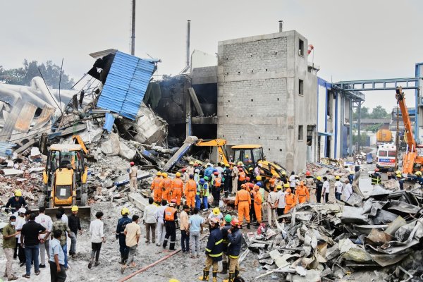 Rettungskräfte suchen nach einer Explosion und einem Brand in einer Pharmafabrik in einem Industriegebiet in der Nähe von Hyderabad nach Überlebenden. (Foto Archiv) - © Uncredited/AP/dpa