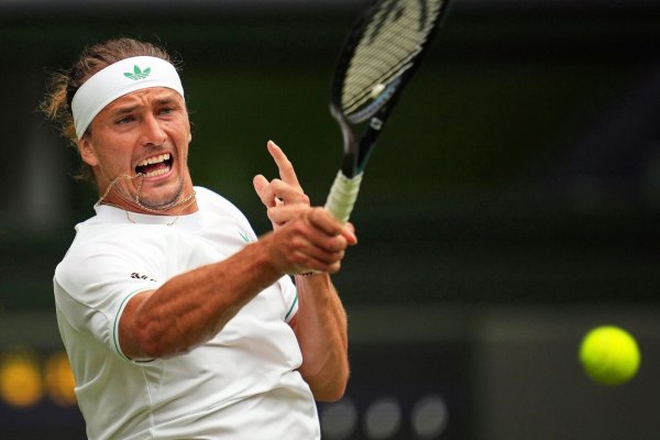 Alexander Zverev scheitert überraschend. - © Kin Cheung/AP/dpa