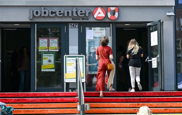 Die Arbeitslosigkeit geht im Juni nur leicht zurück. (Archivbild) - © Jens Kalaene/dpa