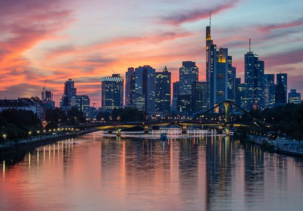 Finanzplatz Frankfurt: Die neue EU-Behörde soll von hier aus Geldwäsche in Europa bekämpfen (Archivbild) - © Boris Roessler/dpa