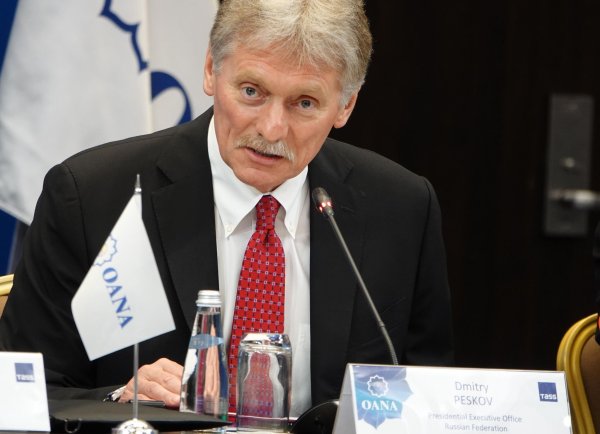 Kremlsprecher Dmitri Peskow sieht Russland nicht in der Verantwortung für die langsamen Verhandlungen. (Archivbild) - © Ulf Mauder/dpa