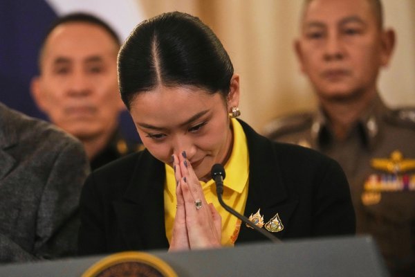 Nach umstrittenen Aussagen in einem geleakten Telefonmitschnitt war Thailands Regierungschefin unter Druck geraten. (Archivbild) - © Sakchai Lalit/AP/dpa