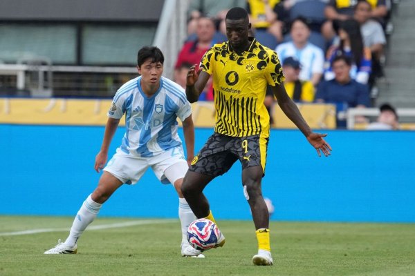 Serhou Guirassy (r) und seine BVB-Kollegen spielen weiter im Puma-Trikot. - © Jeff Dean/FR171800 AP/AP/dpa