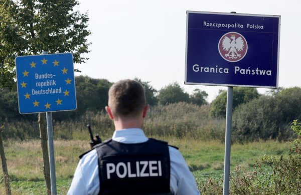 Der Ärger über deutsche Kontrollen an der gemeinsamen Grenze ist in Polen gestiegen. Nun will das Land selbst Kontrollen einführen. (Archivbild) - © Bernd Wüstneck/dpa