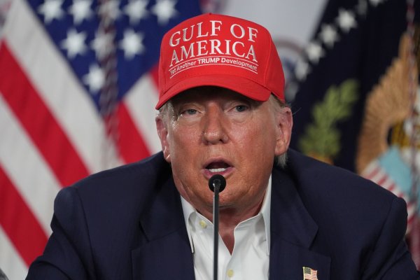 Trump besuchte in Florida eine neue Haftanstalt für Migranten. - © Evan Vucci/AP/dpa