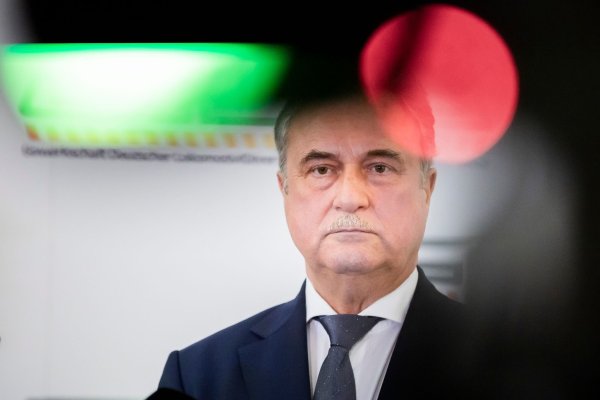 Die Zeichen stehen auf Rot: Der GDL-Vorsitzende Claus Weselsky in Berlin. - © Christoph Soeder/dpa