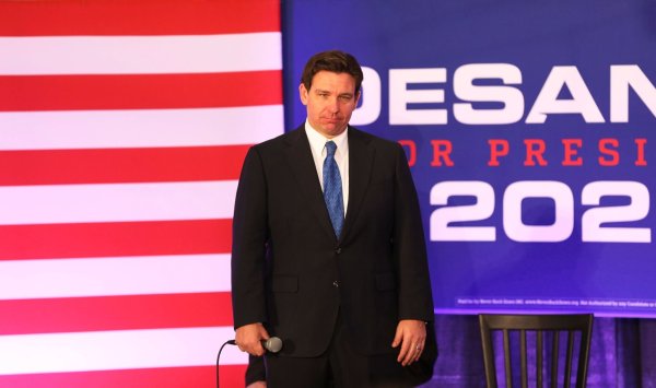 Vor einigen Monaten hatte Floridas ultrakonservativer Gouverneur Ron DeSantis noch als aussichtsreichster parteiinterner Konkurrent für Trump gegolten. - © Jeffrey Collins/AP
