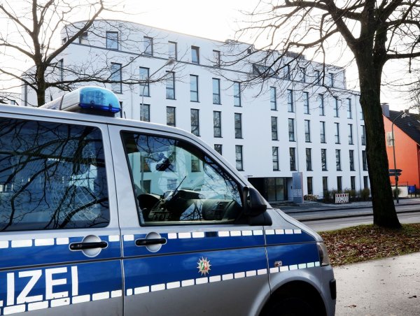Ein Polizeifahrzeug steht vor dem Gebäude der Dienststelle «Siko Ruhr». - © Roland Weihrauch/dpa