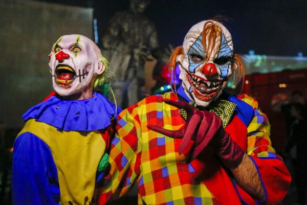 Zwei Grusel-Clowns aus Amerika. Das Phänomen der Angst einjagenden Maskenträger tritt nun auch in Deutschland immer häufiger auf. - © dpa