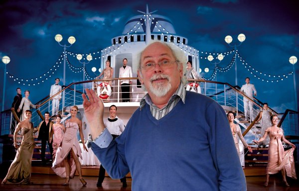 Legt wieder mit dem Show-Dampfer ab: Der Detmolder Peter-Uwe Witt hat einmal mehr eine der Hauptrollen im Udo-Jürgens-Musical „Ich war noch niemals in New York angeboten bekommen – und angenommen. - © Fotomontage: Preuss