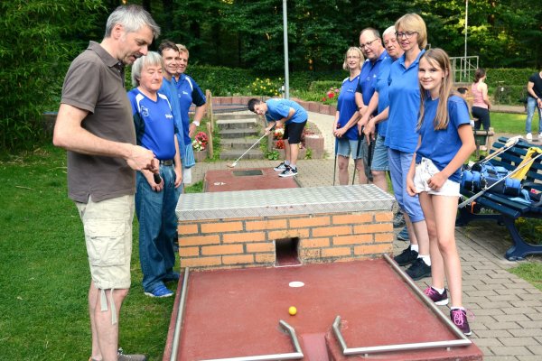 Ein Sport für alle Generationen: Der Minigolf-Club Bad Salzuflen, gegründet im Jahr 1956, gehört zu den ältesten Vereinen weltweit. Es ist ein ausgemachter Teamsport, denn Tipps und Kniffe der einzelnen Bahnen werden auch auf Turnieren mit der Konkurrenz geteilt. Hier schlägt Dominik Jacobi (28, im Hintergrund) ab. - © Tanja Watermann