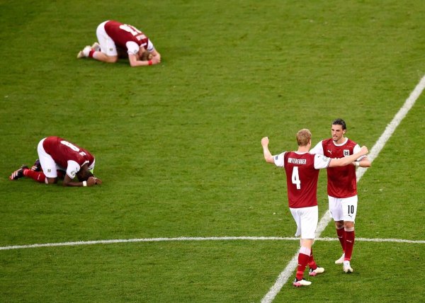 Die Österreicher jubelten kurz und bereiten sich nun auf Italien vor. - © Mihai Barbu/Pool AFP/AP/dpa