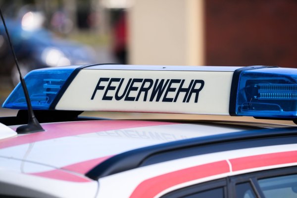 Eine Auto der Feuerwehr steht vor der Hauptfeuerwache. - © Robert Michael/dpa