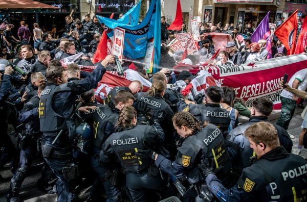 Einheiten der Polizei stoßen während der Revolutionären 1. Mai Demo in der Stuttgarter Innenstadt mit Demonstrationsteilnehmern zusammen. Dabei wurde auch Pfefferspray angewendet. - © Christoph Schmidt/dpa