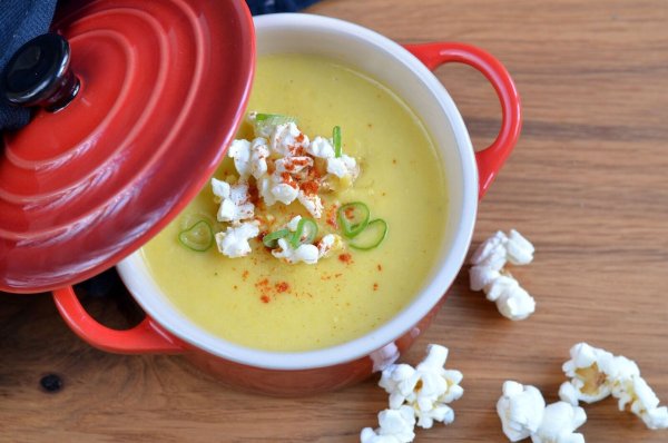 Cremig trifft crunchy: Eine Mais-Suppe bildet die perfekte Grundlage für knuspriges Popcorn als Topping. - © Julia Uehren/loeffelgenuss.de/dpa-tmn
