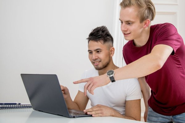 Online-Check - © Foto: Christin Klose/dpa-tmn