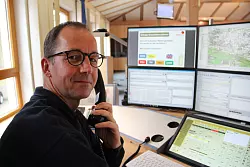 Marcus Saueressig ist 47 Jahre alt.&nbsp; Er arbeitet seit 2013 als Dienstgruppenleiter bei der Feuerwehr- und Rettungsleitstelle des Kreises Lippe. In seiner Freizeit ist er ein begeisterter L&auml;ufer und Grillfan.

- &copy; Seda Hagemann