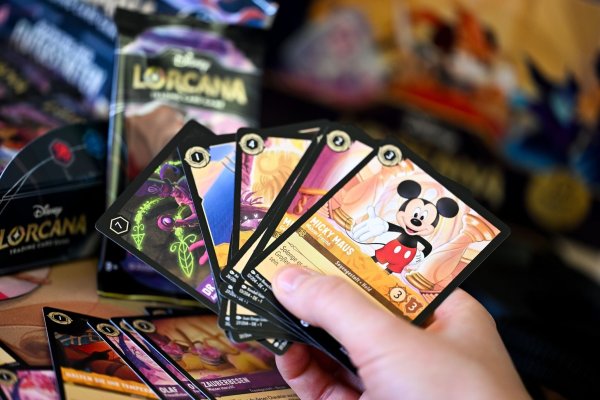 «Disney Lorcana» ist für mindestens zwei Spieler ab 8 Jahren konzipiert, die sich dann für bestimmte Charaktere entscheiden. - © Felix Kästle/dpa