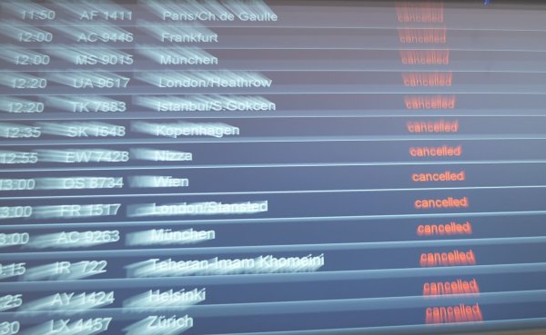 Blick auf eine Abflug-Infotafel im Terminal 1 im Flughafen Hamburg Airport. - © Marcus Brandt/dpa