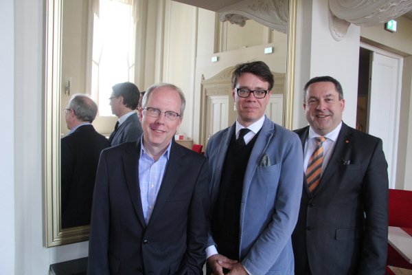 Bleibt am Landestheater: Lutz Rademacher (Mitte), hier mit Kay Metzger (links) und Dr. Axel Lehmann. - © Barbara Luetgebrune