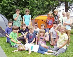 Rund 80 Jungen und Mädchen im Alter von sechs bis zwölf Jahren schlagen an der Kirche in Sylbach ihre Zelte auf. - © Foto: Lükewille