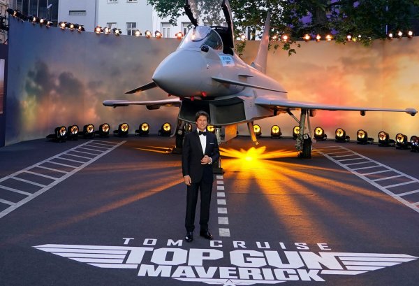 Schauspieler Tom Cruise bei der Premiere des Films «Top Gun: Maverick». - © Alberto Pezzali/AP/dpa