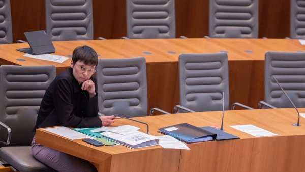 Nordrhein-Westfalens Landesflüchtlingsministerin Josefine Paul sitzt im Plenum des Landtags. - © Rolf Vennenbernd/dpa/Archivbild